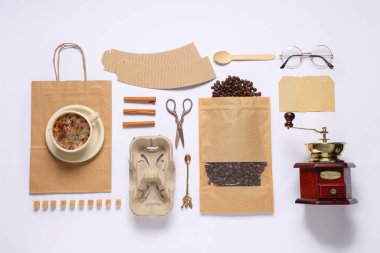 Kahve seti, şeker, tarçın ve beyaz arka planda teslimat kağıdı içeren kompozisyon