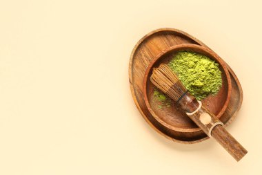 Bej arka planda pudralanmış kibrit çayı ile kase