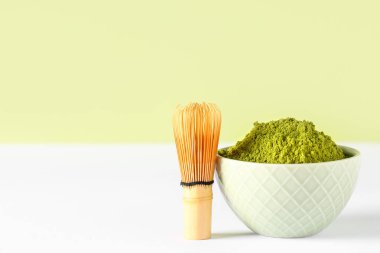 Pudra tozlu kibrit çayı ve renk arkaplanda chasen ile kase