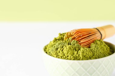 Pudralanmış kibrit çay ile kase ve renkli arka planda chasen, yakın plan