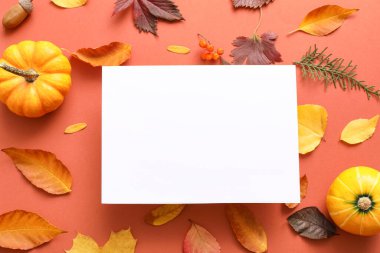 Boş kartla güzel sonbahar kompozisyonu, turuncu arka planda yapraklar ve balkabakları, yakın plan