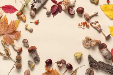 Mantar, böğürtlen ve bej arka planda sonbahar yapraklarından yapılmış çerçeve