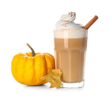 Beyaz arka planda krem şantili ve tarçınlı bir bardak sıcak kabaklı latte.