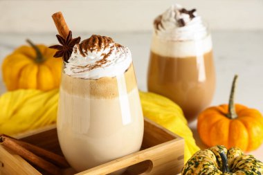 Krem şantili ve tarçınlı sıcak balkabaklı latte, yakın plan.