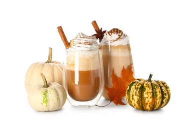 Beyaz arka planda krem şantili ve tarçınlı sıcak balkabaklı latte.