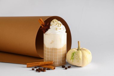 Bir bardak krem şantili ve tarçınlı balkabaklı latte.