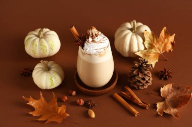 Krem şantili, tarçınlı ve fındıklı bir bardak sıcak kabaklı latte.