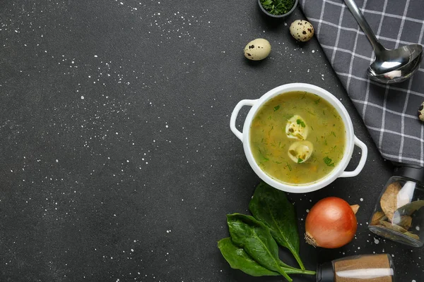 Yumurtalı, soğanlı, ıspanaklı, defne yapraklı ve kepekli lezzetli yeşil borş çorbası.