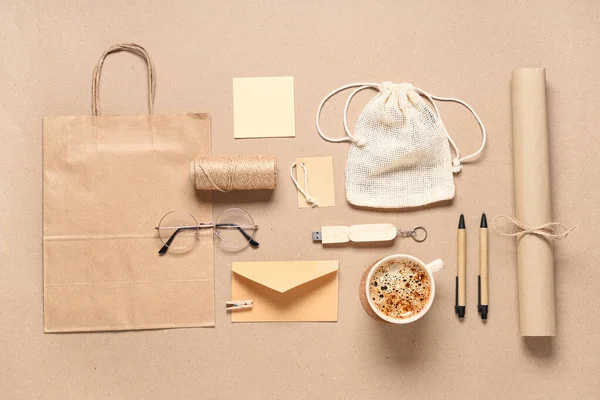 Kahveli, gözlüklü, ambalajlı ve bej arkaplanlı kağıt torbalı kompozisyon