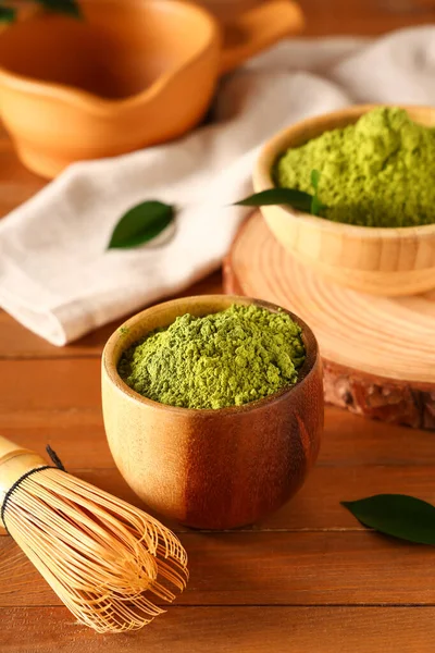 Kase pudralı kiraz çayı ve ahşap arka planda chasen.