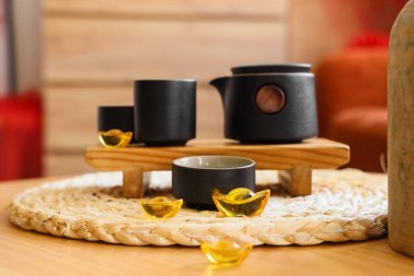 Masadaki Çin sembollü çay seti. Yeni yıl kutlamaları için dekore edilmiş, yakın plan.