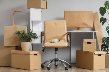 Taşındığı gün ofisinde karton kutular olan işyeri