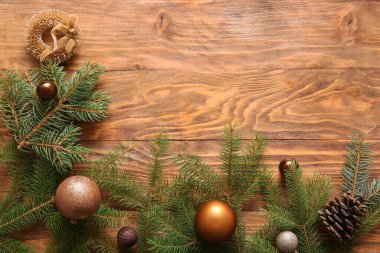 Köknar dalları ve ahşap arka planda güzel Noel süslemeleri olan kompozisyon