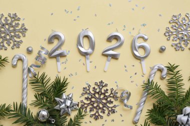 Şekil 2025 ve bej arka planda Noel süslemeleri