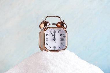 Çalar saat kar üzerinde mavi arkaplanda
