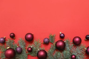 Kırmızı Arkaplanda Noel Baloları ve firavun ağacı dalları
