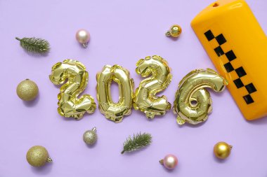 Taksinin çatı tabelası ve leylak kaplamalı Noel topları ile 2025 'i düşün.