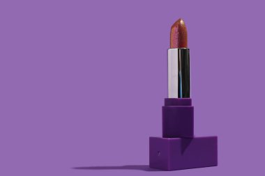 Mor arkaplanda güzel parlak kırmızı ruj