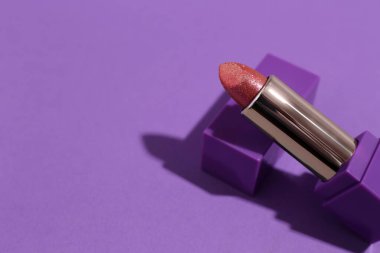 Mor arkaplanda güzel parlak kırmızı ruj