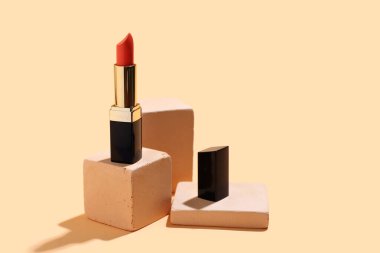 Bej arkaplanda güzel kırmızı ruj lekeleri olan sıva podyumlar