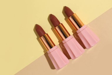 Renkli arkaplanda güzel kahverengi rujlar
