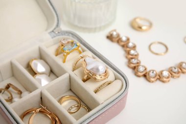 Beyaz arka planda farklı altın takılara sahip açık organizatör