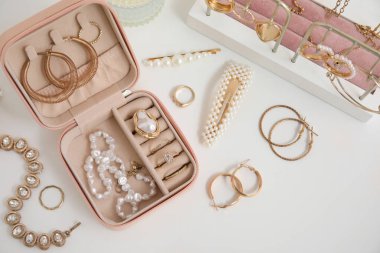 Beyaz arka planda farklı altın mücevherlere sahip organizatörler