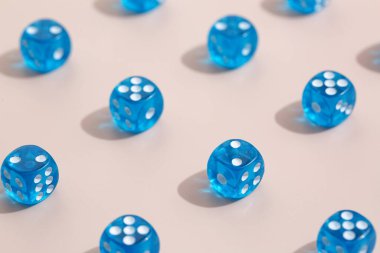 Bej arkaplanda mavi oyun zarları