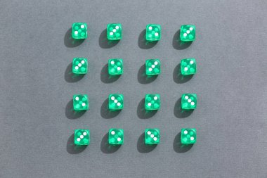 Gri arkaplanda yeşil oyun zarları