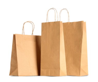 Beyaz arka planda kağıt torbalar.