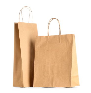 Beyaz arka planda kağıt torbalar.