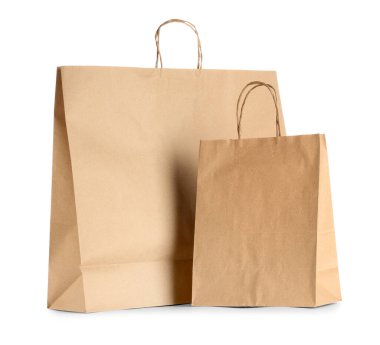 Beyaz arka planda kağıt torbalar.