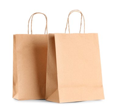 Beyaz arka planda kağıt torbalar.