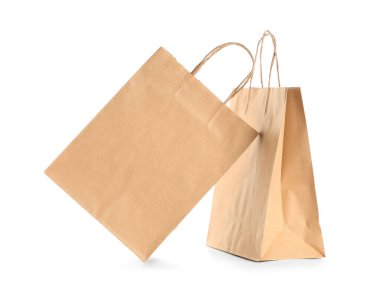 Beyaz arka planda kağıt torbalar.