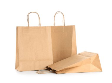 Beyaz arka planda kağıt torbalar.