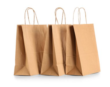 Beyaz arka planda kağıt torbalar.