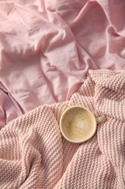 Pembe çarşaflı battaniyeli kahve.