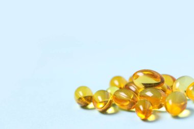 Mavi arkaplanda E vitamini kapsülleri