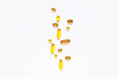 e vitamini kapsülleri beyaz zemin üzerine
