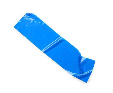 Beyaz arkaplanda izole edilmiş mavi maskeleme bandı şeridi, yakın plan