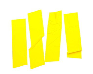 Beyaz arkaplanda izole edilmiş sarı maskeleme bandı şeritleri, yakın plan