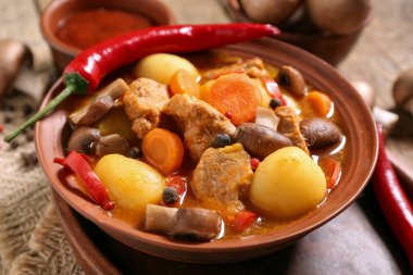 Bir kase lezzetli sığır güveci, kırmızı biberli, yakından.