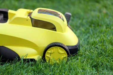 Modern çim biçme makinesi açık havada, yakın plan.