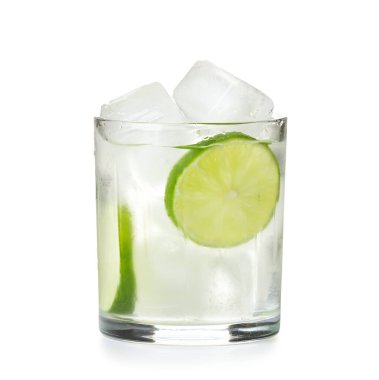 Beyaz arka planda bir bardak limonlu su.