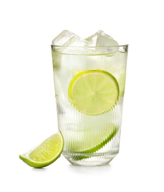 Beyaz arka planda bir bardak limonlu su.