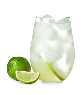 Beyaz arka planda bir bardak limonlu su.