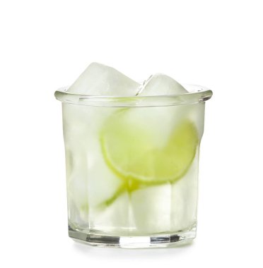 Beyaz arka planda bir bardak limonlu su.