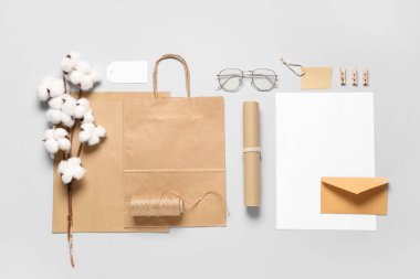 Pamuk çiçekli kompozisyon, sicim ve gri arka planda teslimat kağıdı.