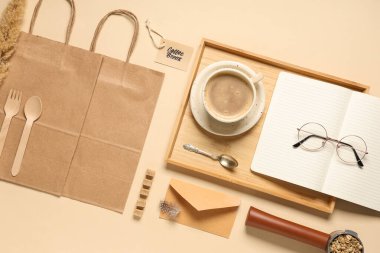 Bej arka planda bir fincan kahve, iskele filtresi ve teslimat kağıdı ile kompozisyon