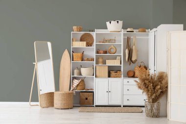 Dolabı, sepetleri ve aynası olan ışık odasının içinde.